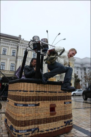 Поэты Сергей Пантюк и Светлана Поваляева читают стихотворения из корзины воздушного шара на Михайловской площади в Киеве