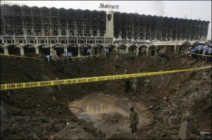 Площа перед готелем ”Марріотт” в Ісламабаді, де стояв сміттєвоз із вибухівкою. Після теракту тут залишилася вирва діаметром 15 метрів, завглибшки 7 метрів