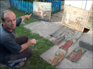 Василь Матійчук показує вісім стародавніх ікон із церкви Перенесення мощів святого Миколая в селі Задубрівці Снятинського району Івано-Франківщини. Решту образів продав місцевий парох