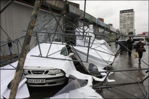 Ветер свалил металлические ремонтные конструкции на припаркованное авто. Киев, проспект Победы, 22 сентября 2008 года