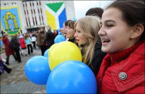 Школьники Броваров поют гимн города. На доме горсовета — изображение герба и флага города, каждое из которых изготовлено из 26 тысяч воздушных шаров. 20 сентября 2008 года