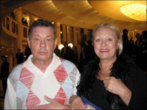 Николай Караченцов с женой Людмилой Поргиной вскоре после автомобильной аварии, в которой он повредил мозг