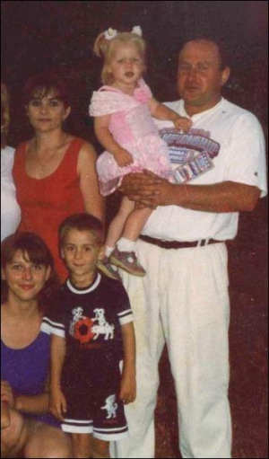Игорь Солтис держит дочку Уляну на праздновании Дня независимости 2001 года. Рядом стоит жена Ирина