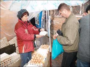 Ирина Лебидь продает яйца на винницком Центральном рынке. Женщина говорит, что цена за неделю поднялась на гривну. Несмотря на это, покупатели берут яйца лотками