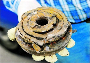 Днище 250-кілограмової міни, яка вибухнула в німецькому місті Ґеттінґен. Снаряд пролежав під пустирем понад 60 років