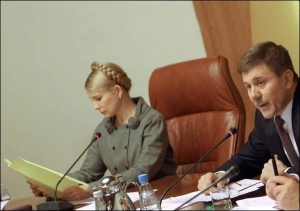 На вчорашньому засіданні уряду прем’єр-міністр Юлія Тимошенко почала читати документи, коли до неї звернувся віце-прем’єр Іван Васюник 