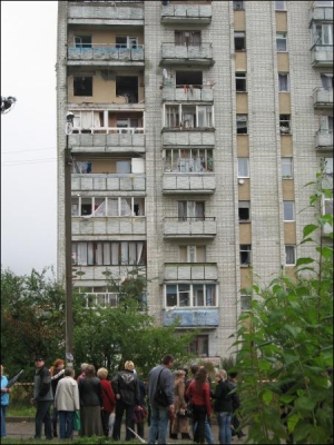Мешканці будинку №102 на вулиці Самбірській у Дрогобичі на Львівщині зібралися біля зруйнованого житла. Рятувальники підніматися нагору не радять
