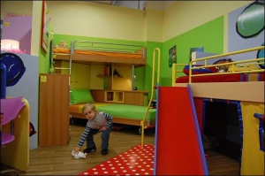 Даша Бутина играется мягкой игрушкой во львовском салоне детской мебели ”Чилек” 