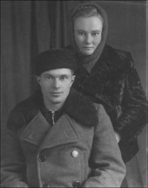 Алексей и Галина Ксензы из города Миргород фотографируются на память в местном фотоателье на второй день после официальной регистрации брака
