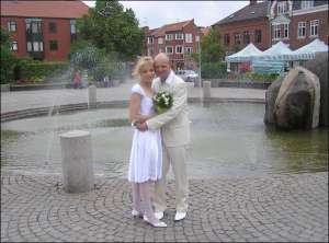 32-летняя Елена и на 10 лет старший Яцек познакомились в киевском брачном агентстве ”Еленас-моделс”. 19 июля 2008 года они сыграли свадьбу в Швеции, на родине Яцека