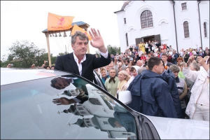 Президент Украины Виктор Ющенко приезжает в Батурин два-три раза в год. В последний раз он был здесь 25 августа 2008 года 