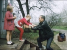 Второй муж Василий Шукшин с дочерьми Марией (слева) и Ольгой на даче под Москвой. Фото сделано в 1974 году