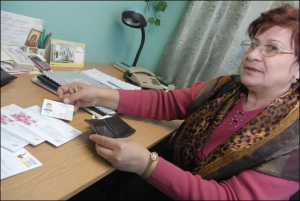 Працівниця бюро знахідок у метро Галина Чарнодуб тримає документ, який знайшли минулого тижня на пероні у викраденому гаманці. Усе написано арабською, жінка її не знає