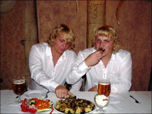 Закарпатцы близнецы Алан и Милан Феньвеши часто обедают в ресторане ”Кантина”. К печеному с салом картофелю заказывают овощи, соленую брынзу и пиво