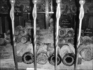 Бочки зі старими хересами зберігають у винному погребі заводу ”Масандра” в Ялті. Серед них є напій, виготовлений 1775 року