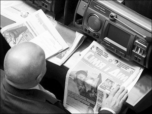 Народний депутат від Партії регіонів Михайло Мироненко на вчорашньому засіданні читав газети