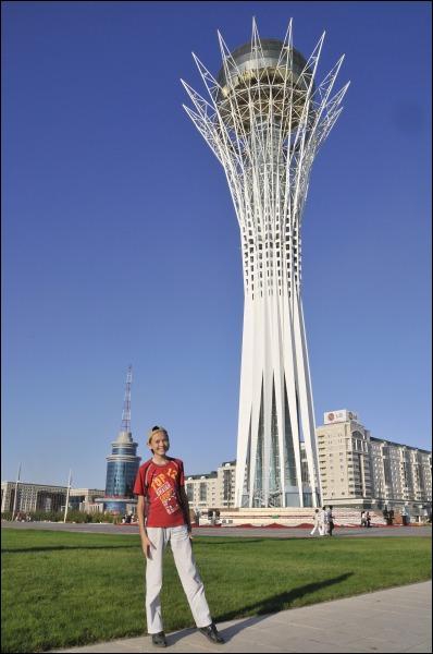 С площадки 97-метровой башни Байтелек в центре Астаны открывается панорама города. Высота башни символизирует год объявления города столицей. Здесь размещены художественная галерея, аквариум и кафе