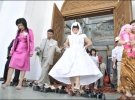 На венчание в мечети в центре города приезжают пары с околиц столицы. При входе в храм надлежит снять обувь. Подавляющее большинство казахов — мусульмане