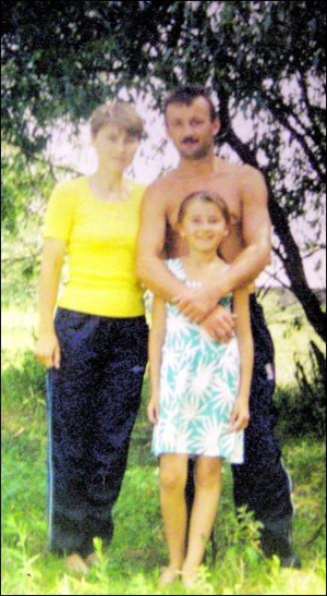 Юрий Чмуневич с женой Валентиной и дочерью Наталией. Фото сделано в июле 2002 года. Мужчина всегда носил снимок с собой. На момент гибели фото лежало в бумажнике Юрия