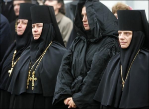Оксана Марченко (в центре) с настоятельницей Зимненского монастыря Стефаной (справа от Марченко) и монахиней Николаей во время литургии 24 сентября 2008 года
