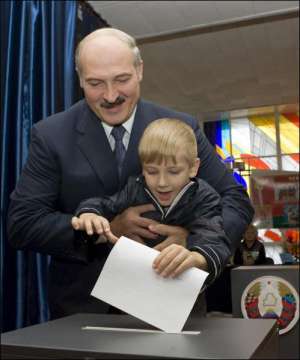 54-летний Президент Беларуси Александр Лукашенко голосует на избирательном участке с 4-летним сыном Николаем