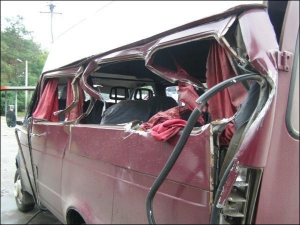 Железобетонная плита вылетела из прицепа КамАЗа и на ходу проломила боковые стойки микроавтобуса ”газель”. Трех пассажиров отвезли в больницу