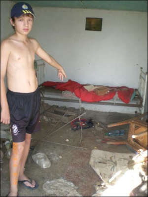 Ярослав Сень из райцентра Нововоронцовка Херсонской области показывает разграбленную дачу бабушки Мотроны