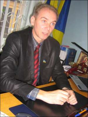 Заместитель председателя Новосанжарского райсовета Борис Федоренко: ”Николай Долина три месяца не забирает трудовую книжку. За это время ему насчитывают зарплату. Уже накапало около 30 тысяч гривен”