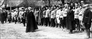 Симон Петлюра (крайній ліворуч) на Чигиринщині серед козаків дивізії ”Запорозька Січ”. Третій від Петлюри отаман Божко — із кинджалом. 1919 рік