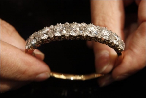 Діамантовий браслет показали в Лондоні. Його оцінили в 235 тисяч фунтів