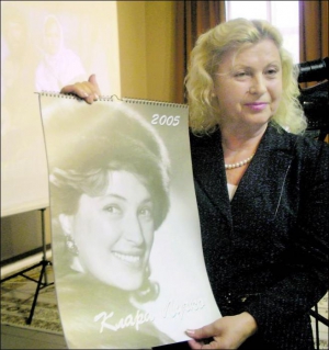 Наталія Ківа показує календар 2005 року з фотографіями Клари Лучко