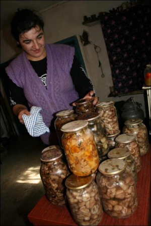 Вера Луцюк из села Роща Новгород-Северского района Черниговщины намариновала 30 литров маслят. Сушит только белые грибы