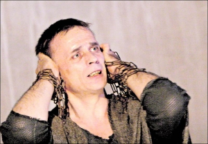 Актор Чернігівського молодіжного театру Володимир Банюк сам поставив моноспектакль про Іуду Іскаріота. Іуду він показує людиною, яка любила Ісуса більше за інших апостолів