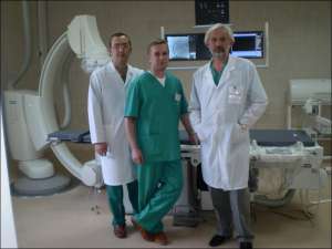 В рентген-операционной Винницкого Центра кардиососудистой хирургии Владимир Распутин (слева), Игорь Данильчук и завотделением №1 Виктор Щербак (справа) только что закончили первую коронарографию