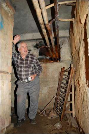 Житель пятиэтажки на улице Николая Хвылевого, 23 во Львове Владимир Долинский показывает старые трубы в подвале. На протяжении четырех месяцев из них течет вода