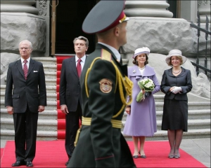 Король Швеції Карл XVI Густав (ліворуч), президент України Віктор Ющенко та їхні дружини — королева Сильвія (друга справа) і Катерина Ющенко — перед Секретаріатом президента вітаються з солдатами  почесної варти