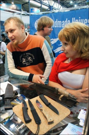 Наталия Гребенщикова показывает лезвие ножа ”Крокодил” 