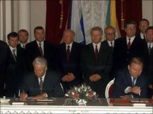 Президенты России и Украины — Борис Ельцин (слева) и Леонид Кучма подписывают Договор о дружбе, сотрудничестве и партнерстве 31 мая 1997 года. Позади справа налево стоят: глава Администрации президента Украины Евгений Кушнарев, премьер Павел Лазаренко, ди