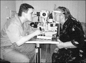 Главный врач ”Клиники микрохирургии глаза ”Медикус” в Тернополе Андрей Швед осматривает глаз Полины Резенчук в щелевой микроскоп. У женщины была катаракта глаз. Никто не брался за ее лечение из-за сахарного диабета. В настоящее время Резенчук видит хорошо