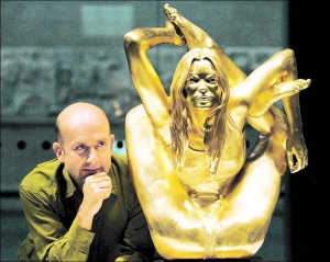 Золотая скульптура британской модели Кейт Мосс стоит 3 миллиона долларов
