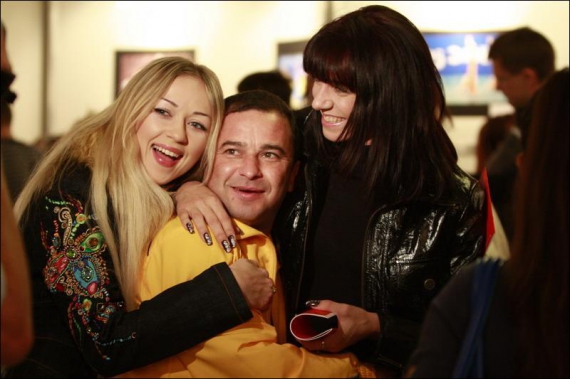Співаки Наталія Валевська (ліворуч) та Віктор Павлік підтримували наших олімпійців у Китаї