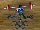 Бразильський важкоатлет Веллісон Сільва упав на поміст під 162-кілограмовою штангою 11 серпня 2008 року