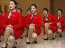 Дівчата для супроводу олімпійців у Пекіні тренувалися два роки. Одна з них втрачає рівновагу під час заняття 25 жовтня 2007 року