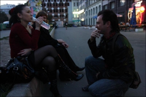 Киянин Дмитро Пастух за п’ять хвилин познайомився зі студентками Лесею та Мариною на Контрактовій площі в столиці