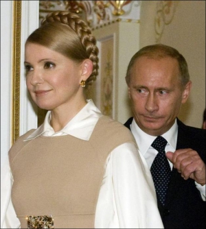 Премьер-министр Украины Юлия Тимошенко и премьер России Владимир Путин выходят после четырехчасовых переговоров