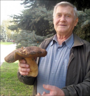 68-річний Леонід Булава показує гриб, знайдений 30 вересня у Малоперещепинському лісі під Полтавою. Чоловік збирається засмажити його з картоплею