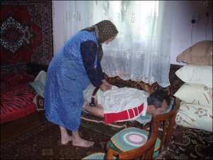 Юлія Кляп із села Рокосово на Закарпатті приймає хворих удома. Жінка з дитинства вміє вправляти диски, лікує відкладання солей і робить масаж