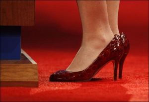 Під час виступу перед виборцями в Айові губернаторка і кандидат на пост віце-президента США Сара Пелін взула туфлі на два розміри більші