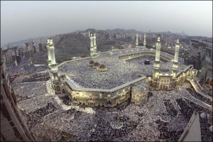 Мусульмани всього світу зібралися до Мекки в останні дні священного місяця Рамадан. Паломництво до Головної мечеті в цьому місті має раз у житті здійснити кожен правовірний