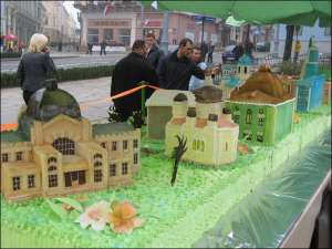 Черновчане и гости города рассматривают торт длиной шесть метров, испеченный кондитерами ко Дню города. 4 октября 2008 года
